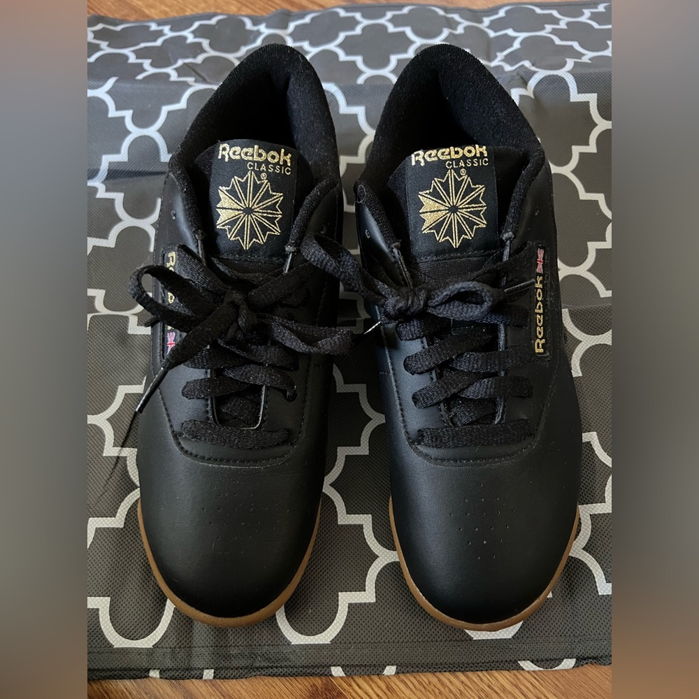 Reebok Classic Leather Gum Sole Sneakers – Women’s Size 10